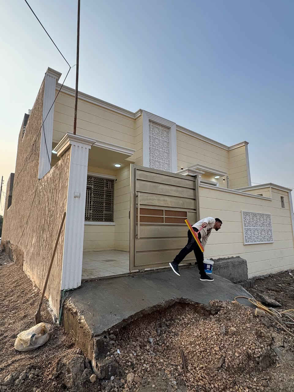 يالله عرض اليوم 🔥
دار 200متر غير مسكون سابقآ  طابو زراعي سند 25تحويل مباشر للمشتري  
غرفتين نوم +صاله +مجمع صحيات +كلدور +كراج سياره وصحيات خارجيه
مثل ماموضح بل صور
العنوان📍
حله شارع 80قرب عميد قيس 
خدمات كامله مجاري ماء كهرباء وتبليط قريب 
للاستفسار أكثّر زياره 
عقارات سلام
***********
***********
