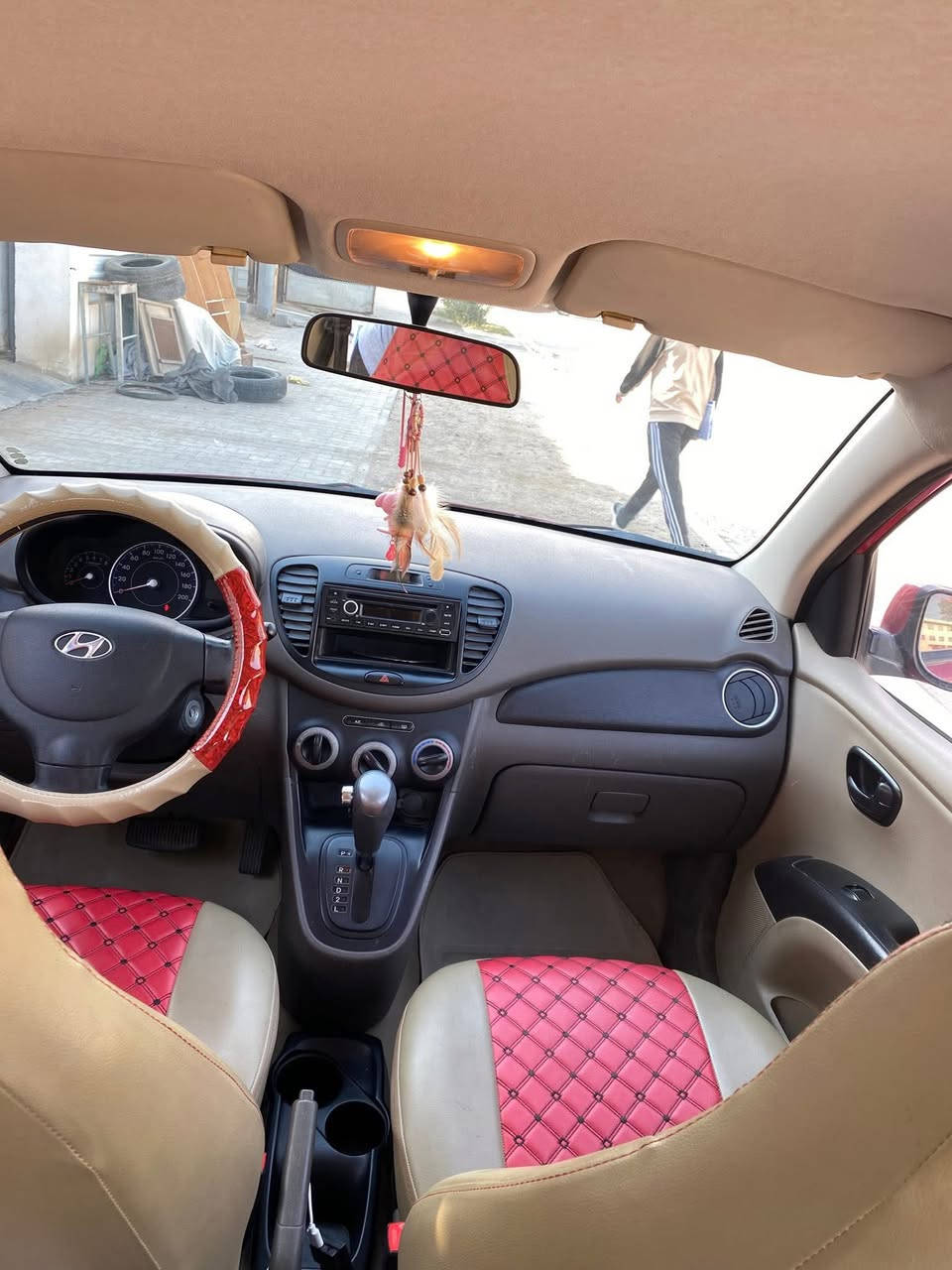 للبيع  هونداي i10  موديل 2015 نظيفة جدا
محرك 4 سلندر 
تبريد وتدفئة
غرفتها جديدة + دوشمة 
تخم تاير جديد
صدر على وضع الشركة
السياره كلها على وضع الشركة
ماشية 31 الف يعني جديدة
…
هاتف ***********
واتس ***********
السعر 85$ وبيها مجال بسيط
