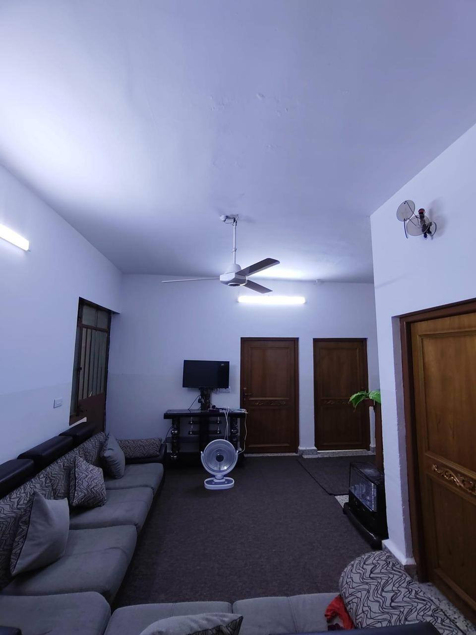 🏠🔥 للبيع داران مميزان في حي البكر – موقع استراتيجي 🔥🏠
فرصة ذهبية لمن يبحث عن السكن الهادئ أو الاستثمار المضمون 💯
📍 الموقع: حي البكر – قرب مدرسة الأرقم وقريب من الشارع العام
📐 المساحة الكلية: 640 متر
▪️ كل دار: 320 متر
▪️ واجهة الدارين: 20 متر
▪️ واجهة كل دار: 10 متر
🏡 تفاصيل كل دار:
غرفتين نوم
هول عائلي
استقبال أنيق
مطبخ
صحيات
حديقة واسعة 🌳
كراج واسع 🚗
✨ المميزات:
✔ موقع حيوي وقريب من جميع الخدمات
✔ مناسب للسكن العائلي أو الاستثمار
✔ تحديث حديث لكل دار
✔ كل دار طابق واحد
✔ سند طابو رسمي
💰 السعر: يُذكر على الخاص
📞 للاستفسار:
***********
***********
📍 العنوان: مكتب تاج الملوك – حي البكر، سايدين الكنيسة، مقابل أزياء الأصدقاء
📢 عندك عقار للبيع أو للإيجار؟
تواصل ويانه ونخدمك بأفضل طريقة 👍
