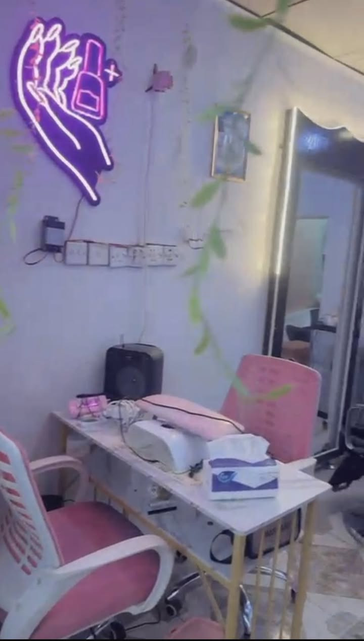 صالون كامل للبيع مع المواد والاغراض السعر مليونين فقط مساحة المحل ٣*٦  مكانه الدورة/شارع الصحة/مقابل حلويات ابن نايف
للاستفسار:***********
