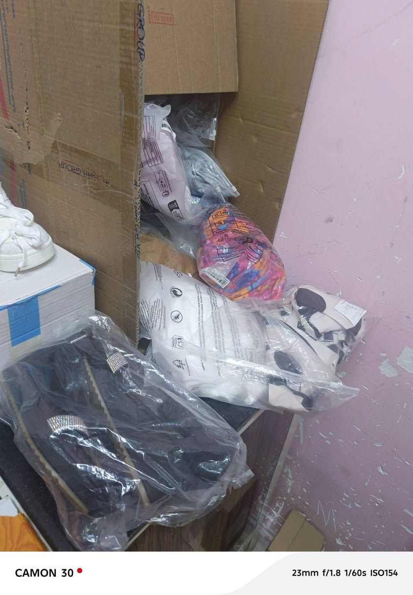 بضاعه عبارة عن ملابس👗👚👖
رجالي نسائي اطفال
احذيه رجالي نسائي 
مع مكياج نصف كارتون هديه

العدد الكلي 14كارتون 
السعر الكلي 750الف 
العنوان بصره قبله شارع السوق الكبير
***********
***********
