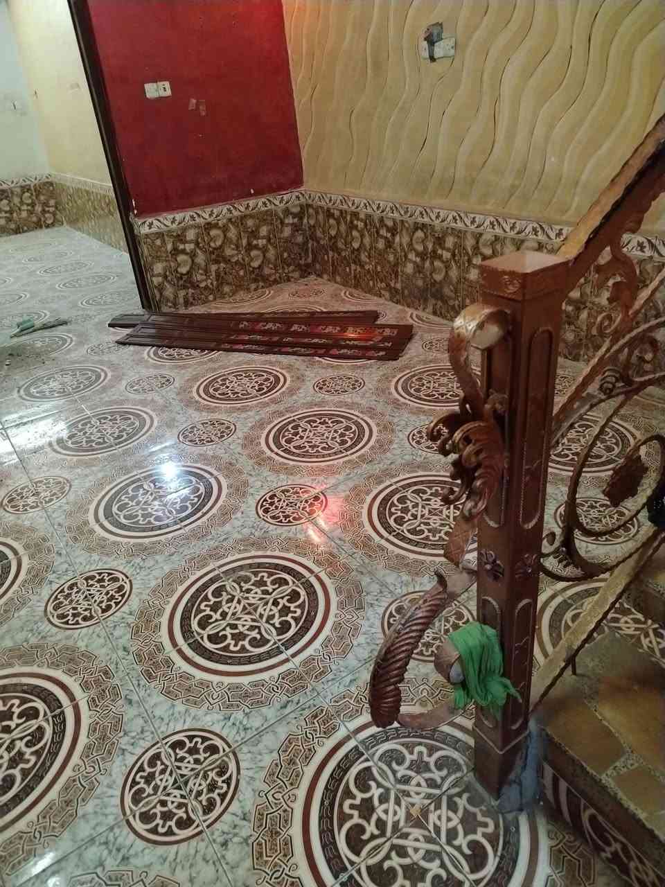 بيت الإيجار غرفتين وصاله كبيره ومطبخ حمام ومغاسل مشترك البيت ارضي المكان الثوره خلف مجمع روما قريب على الشارع الاتصال على الرقم ***********
