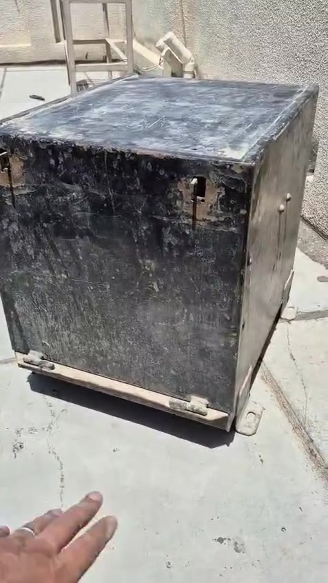 السلام عليكم
للبيع صندوق حديد ارتفاع 60 عرض 50 عمق 65
حديد ثقيل جدآ مال لوريات وتريلات 
السعر 50 الف 
العنوان بغداد
***********
واتساب او اتصال
