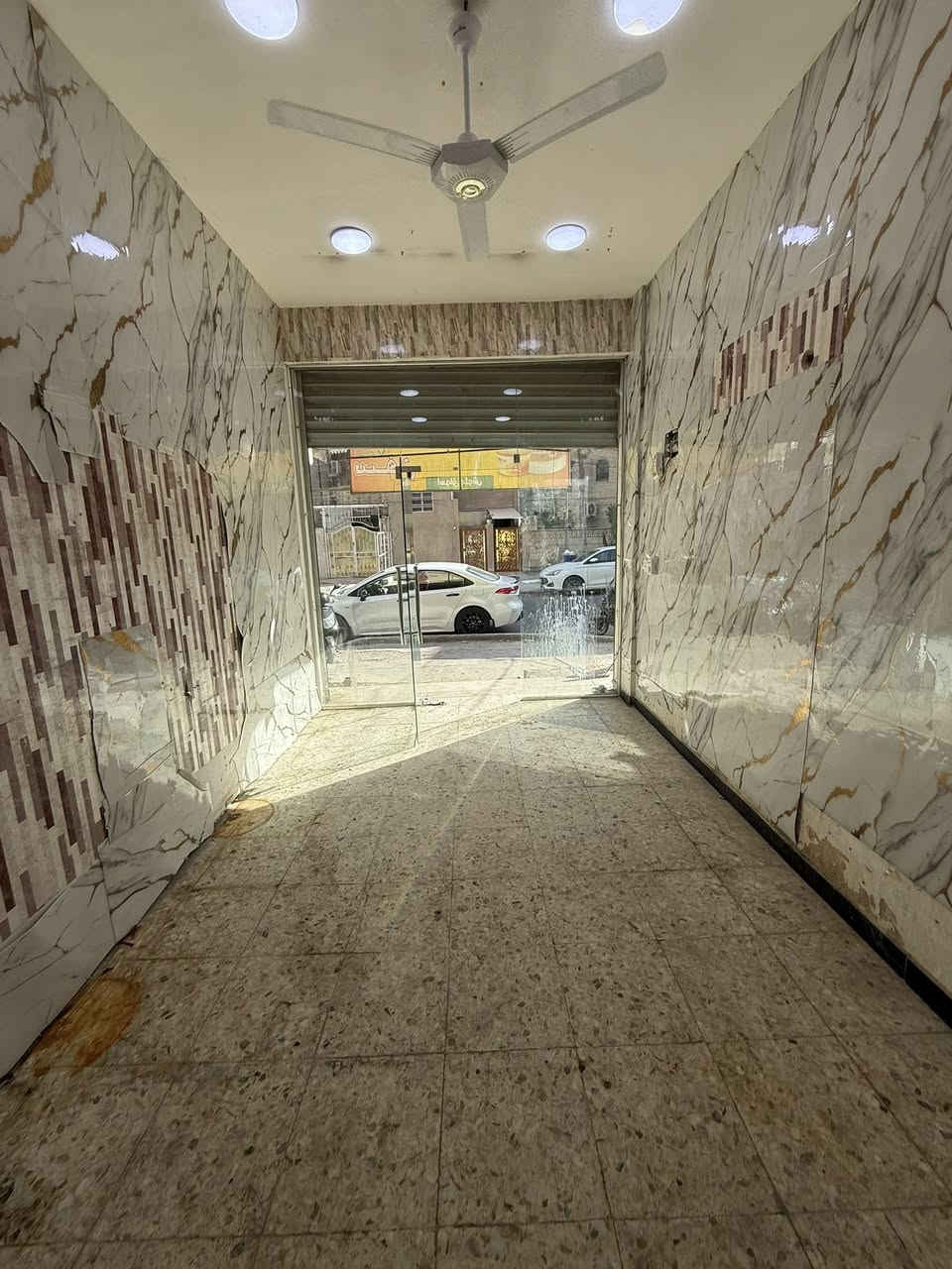 محل للإيجار
محل للايجار 
المكان : شارع فلسطين حي الادريسي 
المساحة : الواجهة 3 والنزال 5
يحتوي على جام خانه وسقيفة خارجية وديكور 
خط مولد خط انترنيت 
كهربائيات كاملة
للاستفسار: ***********
