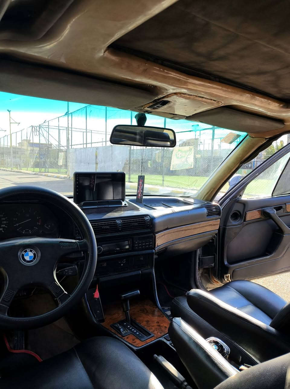 السلام عليكم بيئم دبليو BMW 735i
السيارة كير ومحرك بطة 3000.
تخم بلكات جدد نوزلات جدد.
ثلاجة مال سيارة منضفها جديدة.
شوتة وفلتر شوتة ودهن وفلتر كلة جديد.
ديلكو وقبق ديلكو وايرات ديلكو فيت بم جديد.
ضفيرة جديدة كفالة.
شاشة وكامرة خلفية وسستم سماعات كلة جديد.
لاوشة ولا خنة.
موديل السيارة 1988.
السيارة رقم انكليزي مصفرة غرامات بأسمنا.
تحويل مباشر ثاني.
لايتات عالي ناصي لايتات سوار ابيض موجودة بالصور.
السيارة مسويلك خياسات ناقصها بس صبغ.
والتبريد يشتغل يدفع هوى ويفصل نوب مااعرف السبب.
السيارة ضررها او حادثها بس بالخشم الكدام مثل ماموضح بالصور.
اكفلك لغود وشواصي. السيارة شلعة ومعدل ما شاء الله.
بقة عندك خربطة بسيطة بالسيارة مصورها بالفديو ان شاء الله.
مكان السيارة بغداد حي الجهاد رقمي.
***********
سعرها 33 وبيها مجال
متوفر واتساب.
