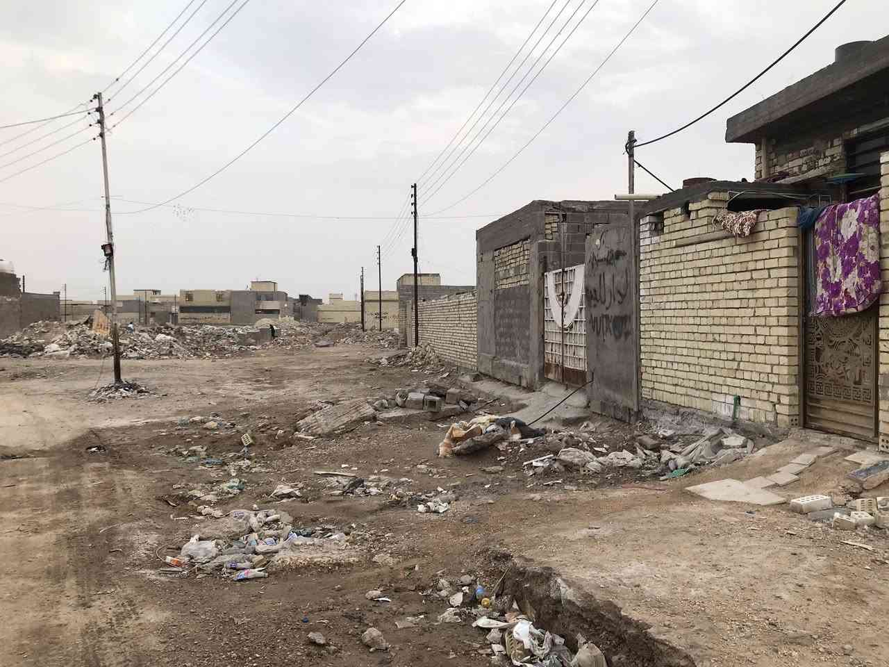 سلام عليكم قطعه ارض للبيع  واجهه 6نزال١٦ العنوان خلف المعلب حي الرحمه  منطقه بيها مجاري وكهرباء ومي السعر١٦ ***********
