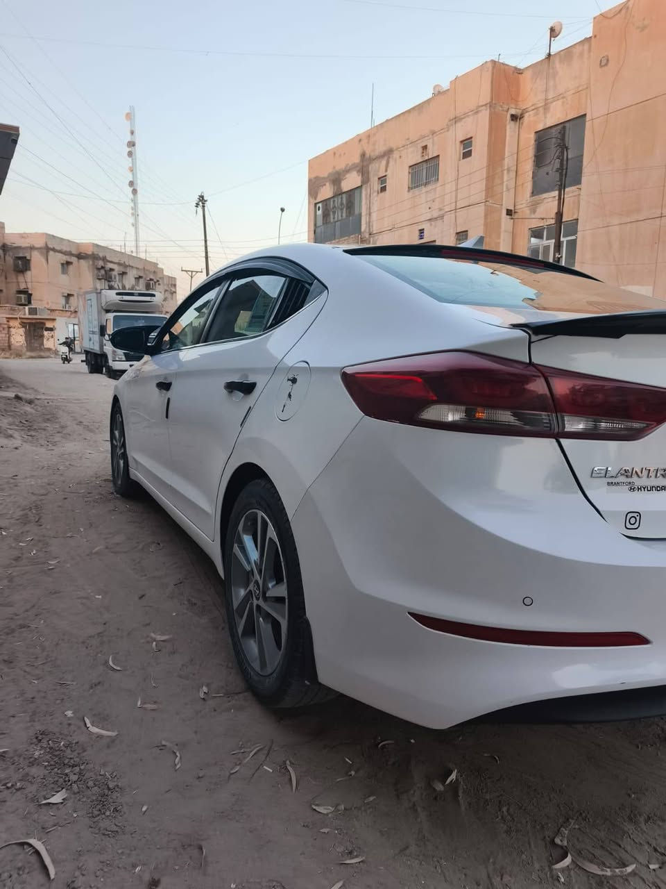 السلام عليكم.
هونداي النترا 2018  وراد كندي جاملغ وبنيد  رقم انبار الجديد السنويه 2030 تحويل ثاني يوم 
محرك 2000 دوش ماشيه 197000وقابل لزياده 
فول تبريد منظومه كامله ثلج +تدفئه 
بصمه 
فتحت سقف 
مانع انزلاق 
أشاره بلمري 
تحكمات ستيرن 

وبعد هواي مواصفات معروفه 
سعره ١٣٠ وبيه مجال 
او مراوس بكيه دبل قماره حديثه 
مكانه رمادي 
للاستفسار الاتصال على الرقم 
***********
