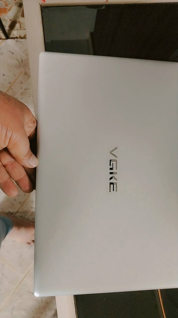 السلام عليكم لابتوب للبيع جديد نضافة 100%100 مواصفاته حلوة سوبر اسلم وزن خفيف
المواصفات رام 12GBddr4
هارد 256GBSSD M.2 سريع جدا 
كارت الشاشة شير 6GB
حجم الشاشة 15.6
بصمة وجه
بصمة اصبع
معالج انتر سريلون
وندوز11عربي +انكليزي
ملائم للدراسه وللتصفح للطباعه قطعه كلش حلوة وجديدة وحديثه حيل السعر 250الف وبيهه مجال مكاني شهداء البياع مجاور سوق رضا هذه رقمي ***********
