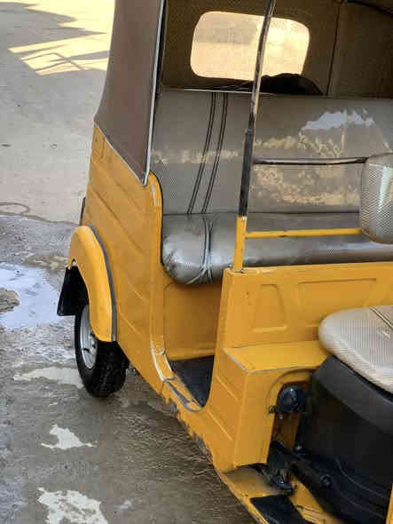 السلام عليكم تكتك للبيع موديل ٢٠ رقم وسنوية تحويل ثاني يوم التكتك جاهزه ماناقصه شي كبل للشارع مكانب بغداد الزعفرانية *********** السعر ٦ و١٠٠ وبيه مجال
