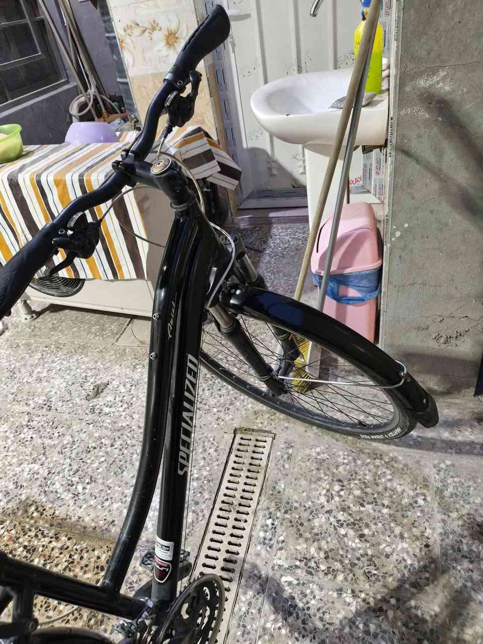 بايك ترحال حجم ٢٨ معدن المنيوم خفيف ريشه ماركه سبشل زد كمبليون امامي خلفي نظيف جاهز السعر 550  الف الشراي يتصل *********** الرصافه ..
