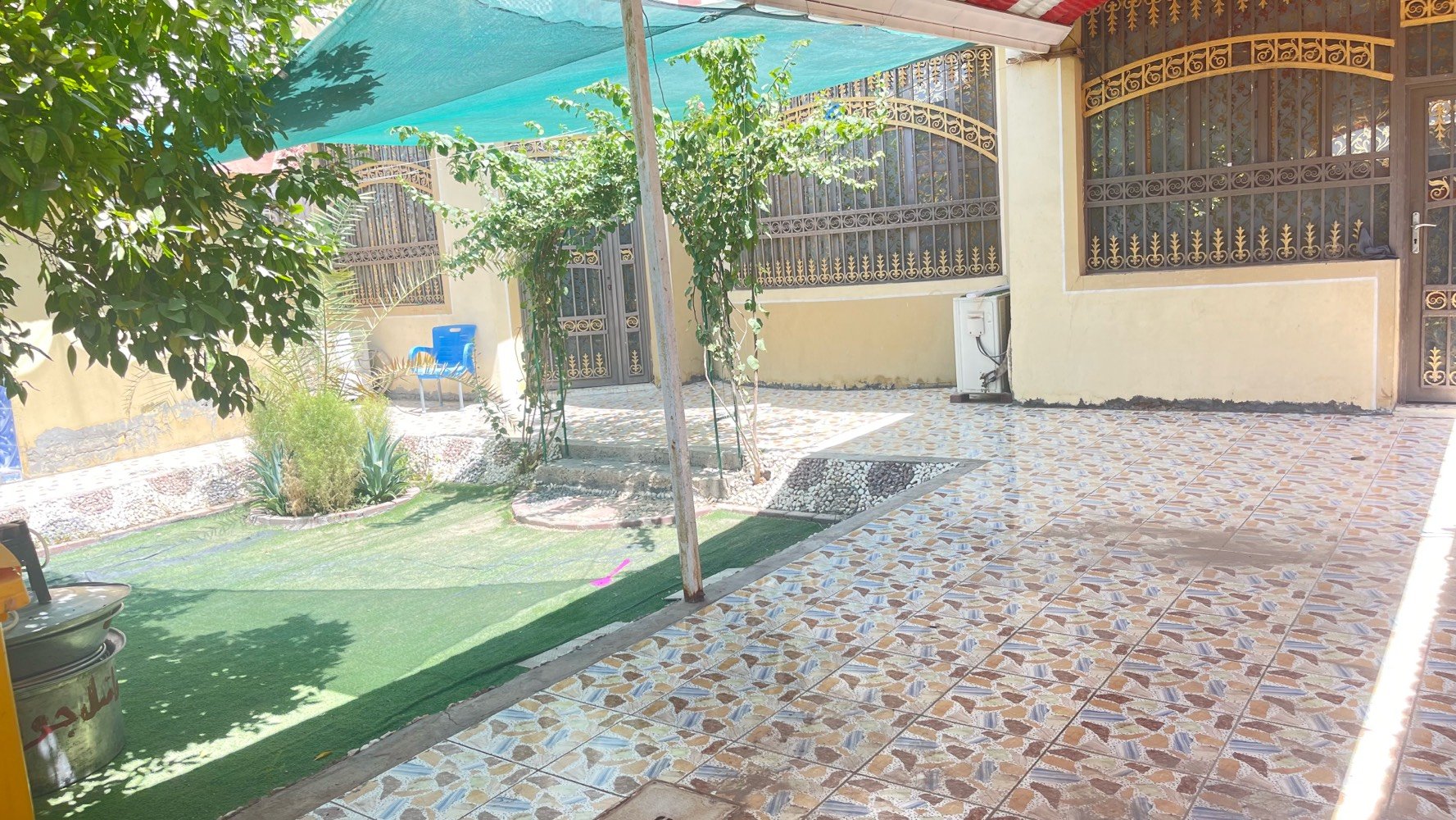 دار للبيع فقط
مساحة 327متر   سند 25 ب اسمي يحتوي البيت ع غرفتين نووم  والاستقبال  وهول ومطبخ مجمع صحيات داخلي وخارجي ومخزن طابق ثاني البيت صب كونكريت  بناء حديث سنة 2020 طابوق  وتتوفر جميع الخدمات والشارع 8متر   مكان حلة منطقة الرشدية  السادة الزوامل يبعد عن شارع العام ب 400متر  ل  الاستفسار ***********