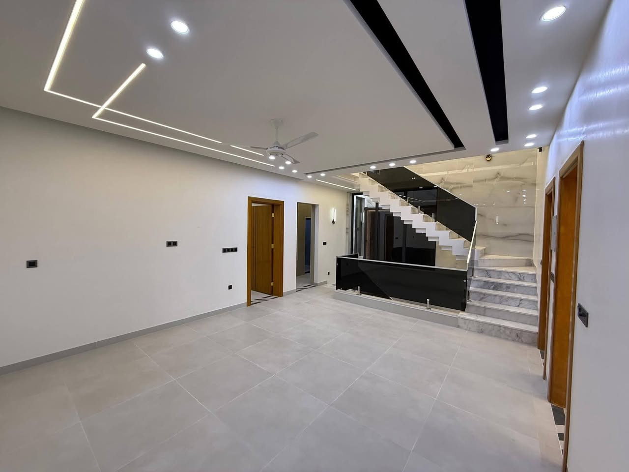 ‏‎‏دار للبيع او المراوس في النجف الاشرف
حي السلام
مساحه الدار  ٢٠٠ م 
شارع ٢٠
قرب مدينة الالعاب

‏‎  للاستفسار مراجعة مكتب العطاء للوساطه العقاريه في حي الجامعه شارع ابو حكمت مجاور باقر مول 
او الاتصال 
‏‎*********** (يتوفر واتساب)
