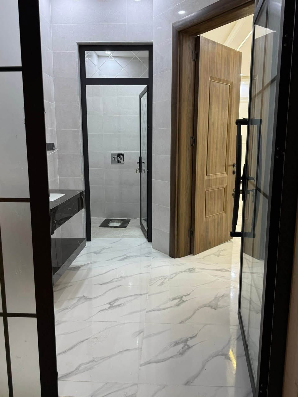 بيت 🏠
300 متر 
تكريت القادسيه حي الجامعه (خلف الاسرى مول)
شغل درجه اولى 
سحب مغربي واجهه حجر 
صحيات دفن 
للتواصل 

***********
