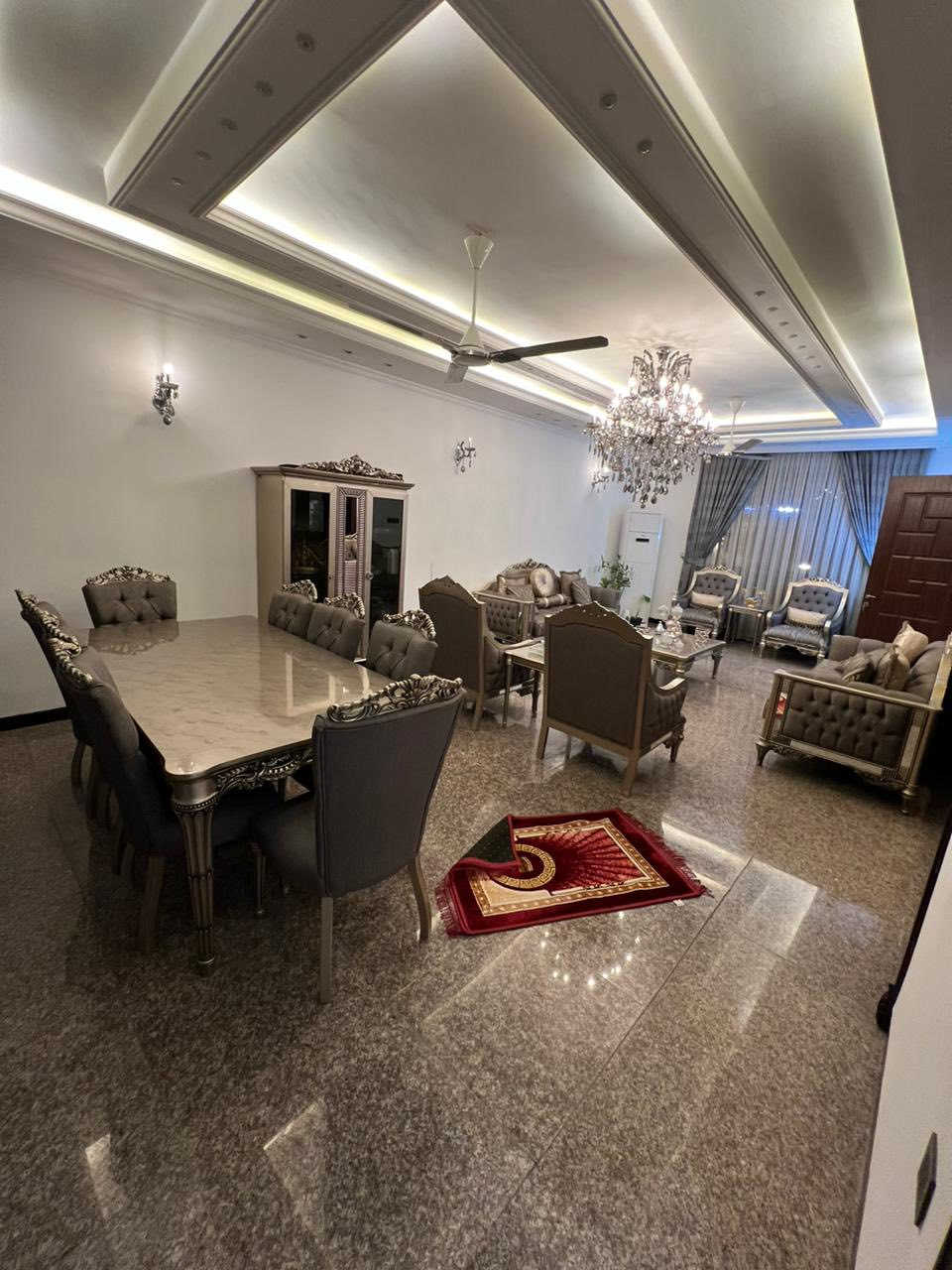 عقار للبيع 🏠
الموقع : حي الحسين / ضباط الملحانية موقع مميز قرب الشارع العام 
المساحة ٣٠٠ متر 
الواجهه ١٥ نزال ٢٠ 
يحتوي على :
٥ غرف نوم كبيرة (سويت)
مطبخ حار بارد 
صالة 
حولي 
استقبال 
٢ (لوندري) 
حديقة داخلية واسعة 
بناء حديث (٢٠٢١)
للاستفسار الاتصال: ***********
