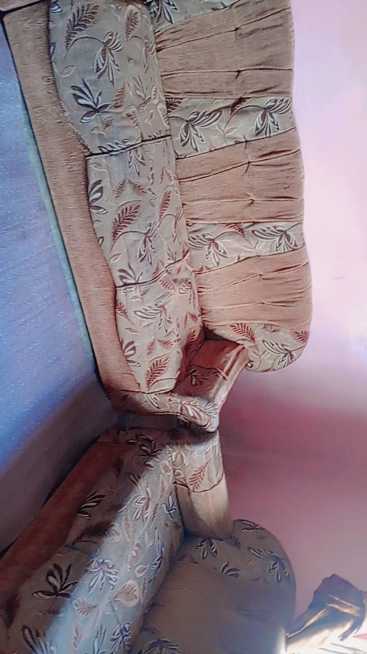 اسلام عليكم ورحمة الله وبركاته قنفات للبيع تقريبا ٧ امتار السعر 100 الف وبيهن مجال الاتصال على رقم  ***********
