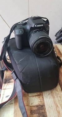 كامره كانون اخت الجديده مستعمل شي قليل كامل  ملحقات كامله جنطه شاحنه ن...