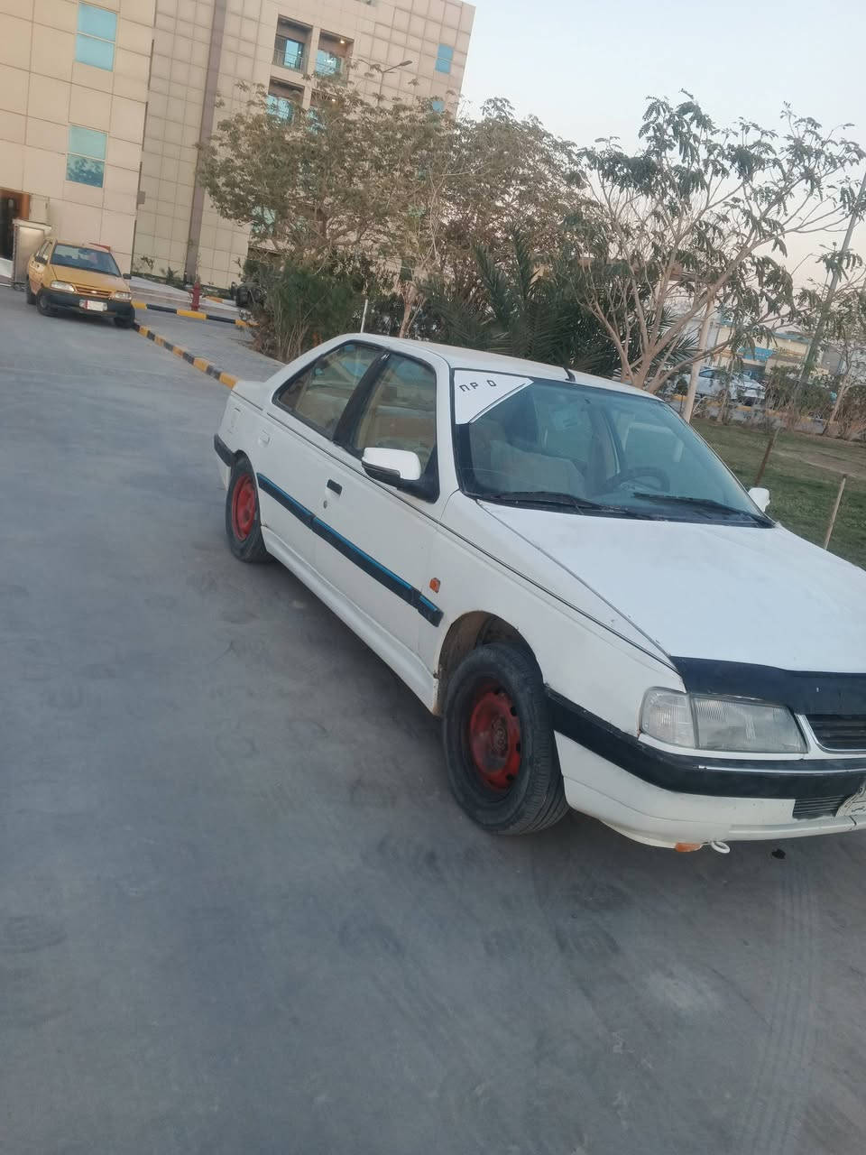 السلام عليكم سيارة بيجو 405 للبيع موديل 2009السيارة جاهزه بيه فقط البنيد طاير عالقماره السعر ب30ورقه وبيه مجال رقم المبايل ***********
