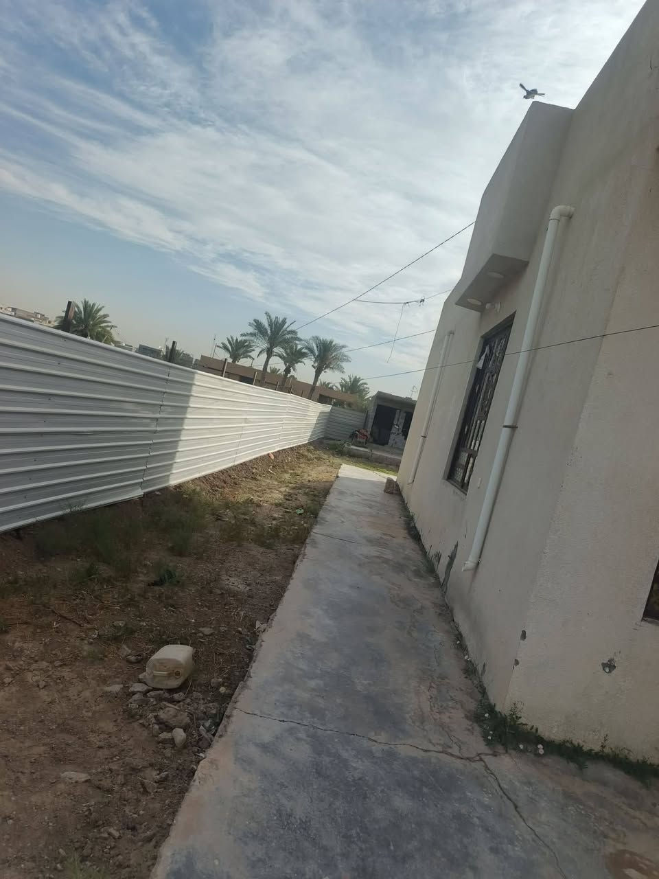 السلام عليكم يوجد بيت ومشتملات 2المساحه 1800متر مربع عنوان ابو غريب عرب جلوب قرب شارع 20 رقم الهاتف ***********

