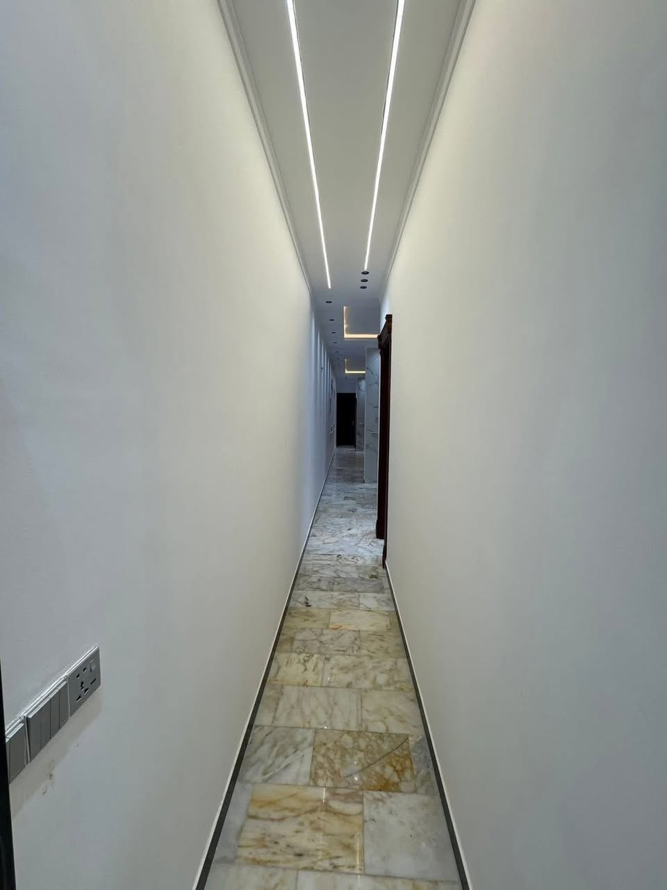 � للبيع – دار سكن فخم بمواصفات راقية
📍 الموقع:
منطقة البنوك – زقاق 8 – خلف شارع الكنيسة
موقع مميز وهادئ وقريب من جميع الخدمات

📐 تفاصيل العقار:
• المساحة: 150 متر
• الواجهة: 5 نزال 30
• سند مفرز رسمي
• عرض الشارع: 15 متر + رصيف 5 متر

🏠 مواصفات البناء:
• أربع غرف نوم سويتات كاملة
• بناء فول درجة أولى
• سنة البناء 2025
• تصميم عصري وتشطيب فاخر

📞 للاستفسار والمعاينة:
مكتب أبو كنار للعقار
☎️ 0771 786 0745
