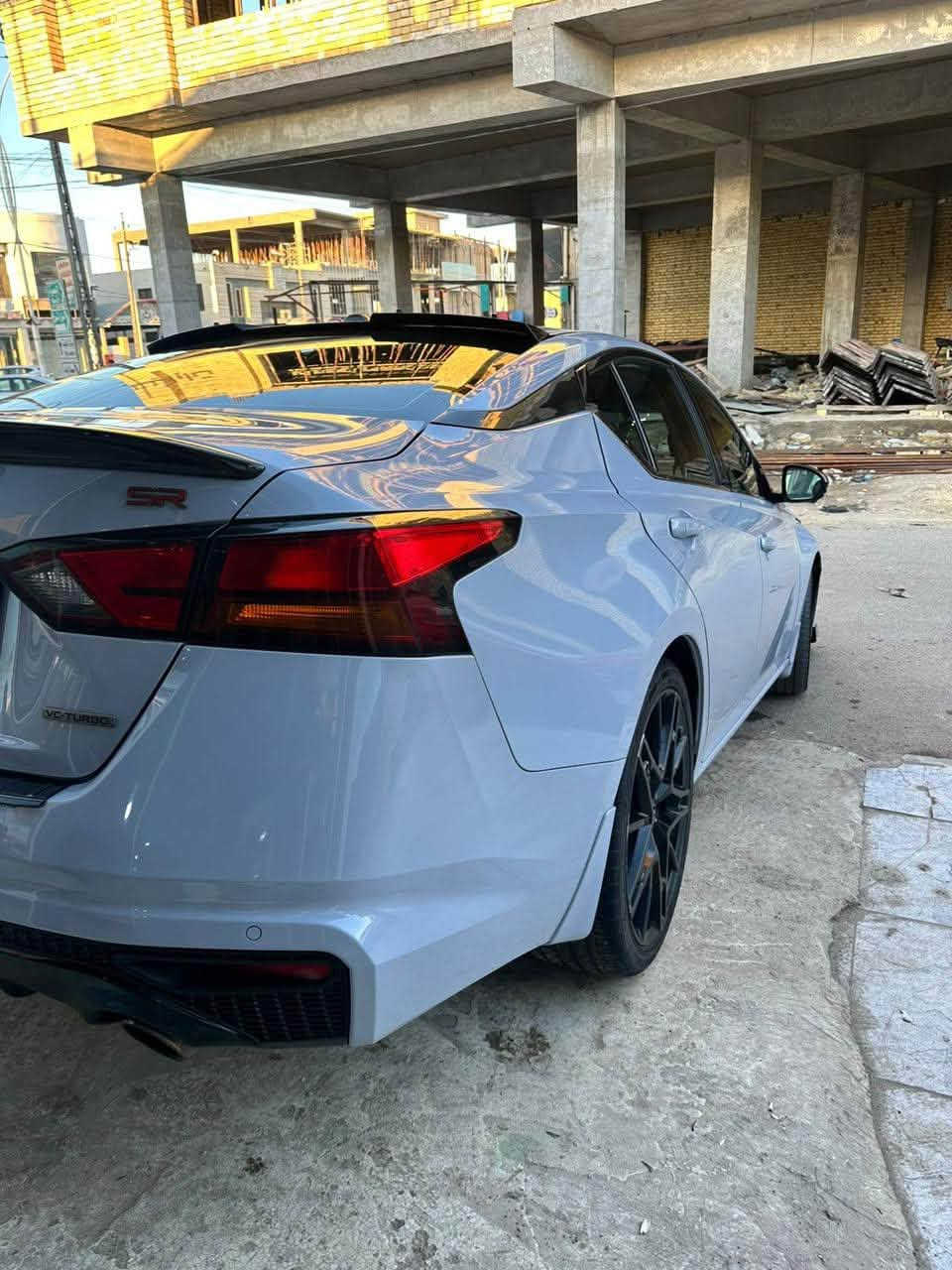 السلام عليكم 

🔺نيسان التيما 2023RS فول الاخير 🔺
🔴 Nissan Altima 2000T🚀🔴
سياره جديده وجاهزه مواصفات 

    .
* قوة 248 🐎 .  
* عزم دوران 370 نيوتن.متر (267 رطل-قدم).
* ناقل حركة Xtronic CVT.
* نظام دفع أمامي (FWD) فقط.

المواصفات الخارجية

* جنوط ألمنيوم رياضية 19 إنش.
* مصابيح LED أمامية.
* شبك أمامي ولمسات رياضية SR.
* جناح خلفي (Spoiler).

المقصورة

* مقاعد رياضية.
* شاشة لمس 8 إنش مع Apple CarPlay وAndroid Auto.
* تشغيل السيارة بالبصمة (Push Start).
* مثبت سرعة.
* كشنات جلد مع بدلات تبديل السرعات (Paddle Shifters).

أنظمة الأمان

* فرملة طوارئ تلقائية.
* تحذير مغادرة المسار.
* مراقبة النقطة العمياء.
* تنبيه حركة المرور الخلفية.
* كاميرا خلفية، و كاميرا 360 درجة.
تدفئه كشنات واستيرن 
الأداء

* التسارع من 0 إلى 100 كم/س يقارب 6.0–6.3 ثانية، وهو أداء قوي بالنسبة لسيارة سيدان متوسطة.  

🔺الضرر واضح بالصوره مجرد بارد بالبنيد فقط لاغير 
🔺السعر / 180 وبيها مجال 
🔺العنوان / ناصريه سوق الشيوخ 
🔺رقمي / ***********
