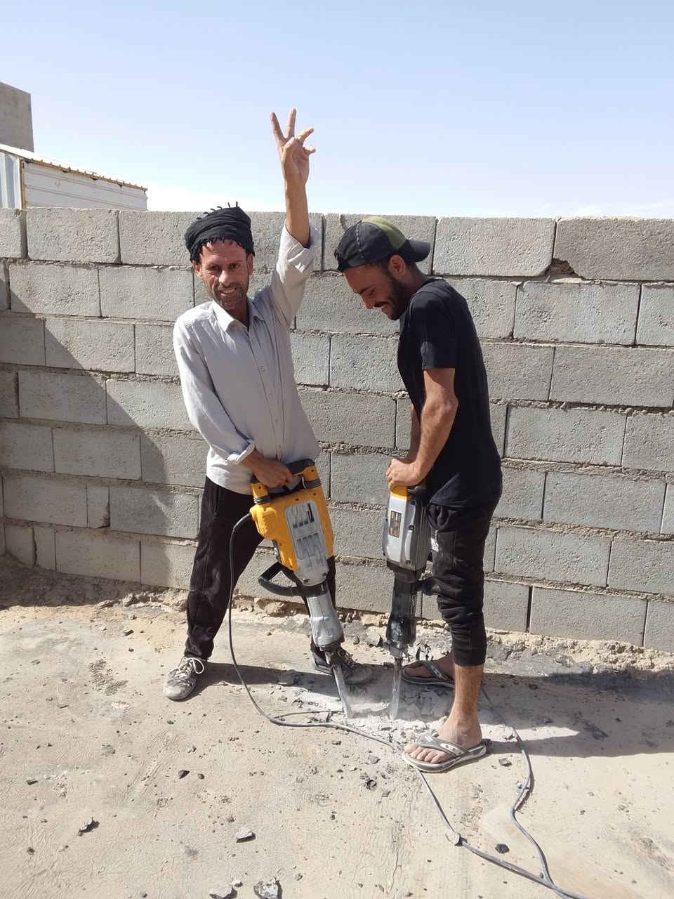 سلام عليكم  / يوجد كادر عمل جاهز/ تصعيد مواد/ تنضيف بيوت/ تفليش/ تكشيط/ تنضيف حدائق/ دفن نهري  / شقلنه ليل ونهار   /ومعداتنه جاهز/ ماعليك بس تصال على رقم  /     *********** /
