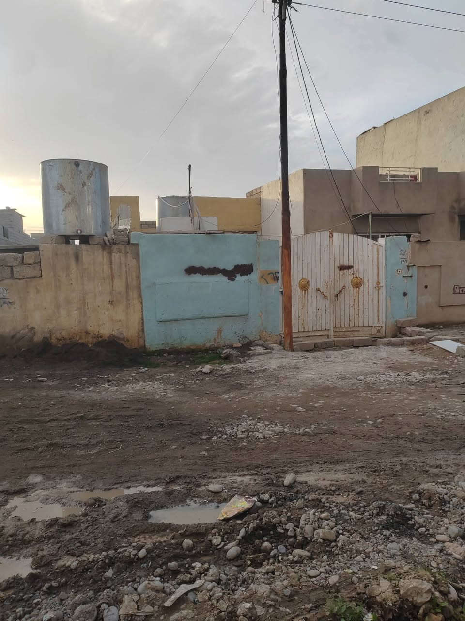 تابع المنشور كاملاً
🚨🚨بيت للبيع سند طابو الزهور ملك📃
⭕️المساحة 110 متر واجهة 5.5
⭕ غرفه وهول  ومطبخ 
⭕️ 
⭕️الموقع حي الانتصار شارع 30 قرب مسجد تبارك
⭕️💵السعر 38 وبي مجال بسيط للشراي 
للتواصل ***********📞
