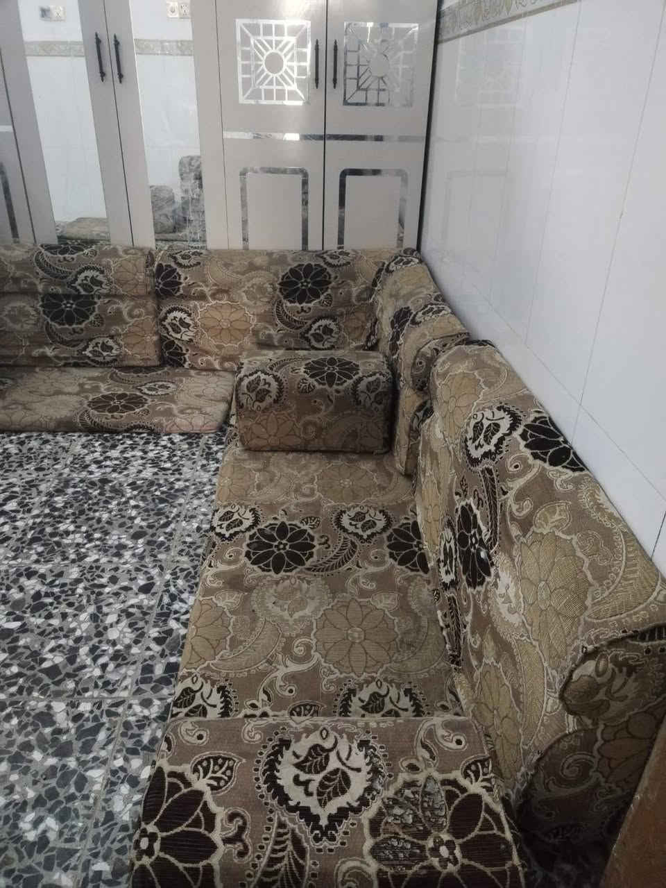 جلسه عربيه ٧ دواشك ١٤ متر سعرها ١٧٥ مكانها نجف حي ميسان مقابيل العسكري *********** بيه وتساب النجف, العراق
