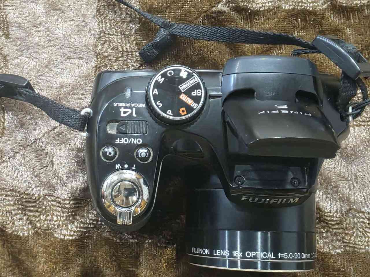 هذه الكاميرا هي Fujifilm FinePix من سلسلة S، وهي كاميرا رقمية من نوع bridge.تتميز هذه السلسلة عادةً بمستشعرات بدقة 12.2 إلى 14 ميجابكسل، مما يتيح التقاط صور بتفاصيل جيدة.تتضمن العدسة تقريبًا بصريًا قويًا (يتراوح عادةً بين 15x إلى 18x) لالتقاط الأهداف البعيدة.تعمل الكاميرا ببطاريات AA القياسية، مما يجعل استبدالها سهلاً أثناء التنقل.سعرها 150 الف وبيها مجال


**إذا كنت صاحب هذا الإعلان وتريد حذفه لأي سبب، رجاءا أرسل رسالة إلى الدعم الفني**