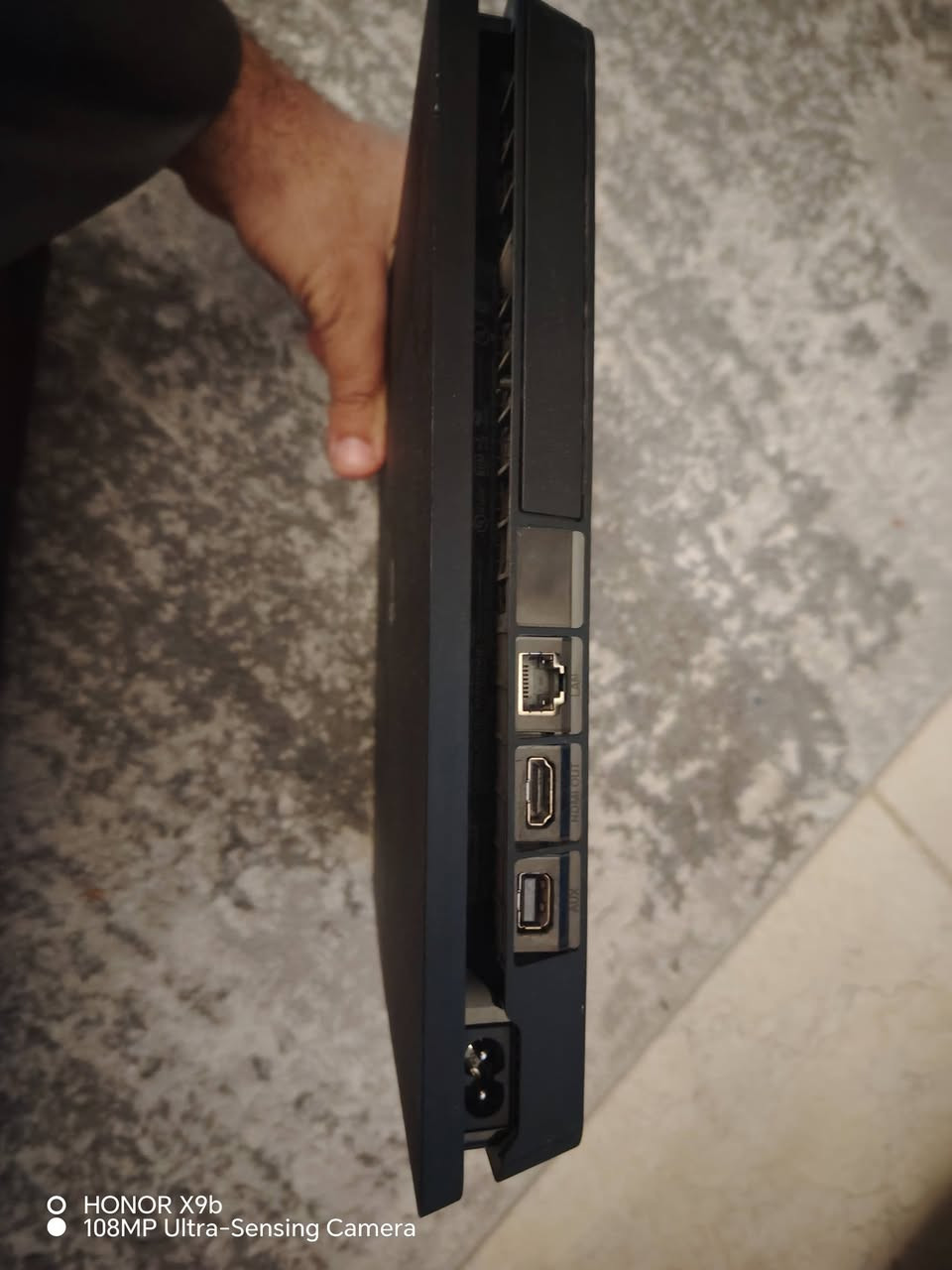 سلام عليكم عندي بلي 4 ريجن امريكي اسليم 1 تيرا اونلاين لا مفتوح و لا مهكر ويا كارتونه مالته و ملحقاته كيبل  power و يد تحكم مو تمام كلش
مكاني بصرة رايده 200 الف معا 3 العاب اقراص
فيفا 24
باتلفيد 5
و كوست ريكون بريك بوينت
رقمي  ***********
