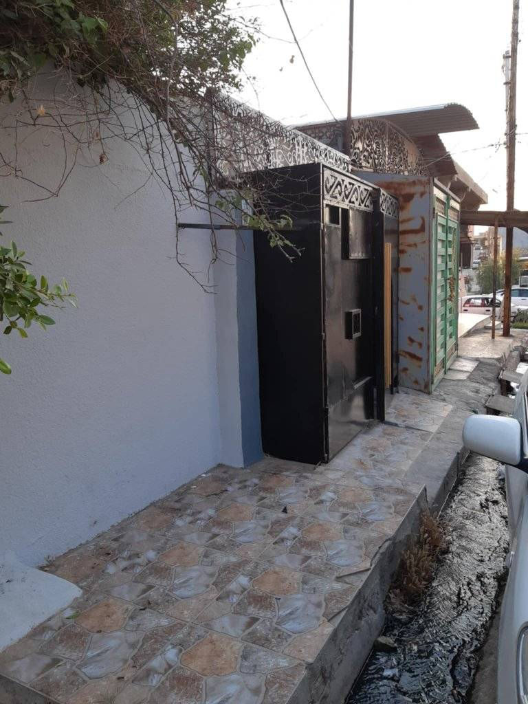 بيت للبيع
مثل ماواضح بالصوره
المكان موصل جانب الايسر حي المعلمين
طابق واحد 116 متر شروق تام  يتكون من غرفة نوم وهول واستقبال ومطبخ السعر ب116 للاستفسار اتصال عالرقم ***********
