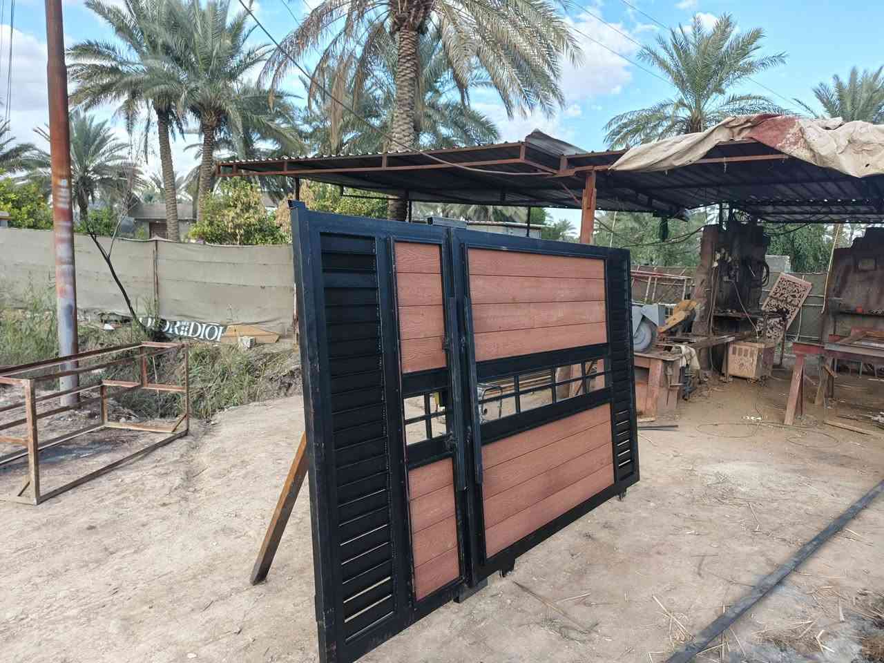 حدادة الزهيري عمل الابواب والشبابيك ولابواب القاصه وابواب الخارجيه القاصه وابواب النقش الملكي والمراجيح حسب الطلب والمحجرات محاويل منطقة حصن جعفر ابوبلاو محلي في بيتي موبايل *********** اسيا ***********٧
