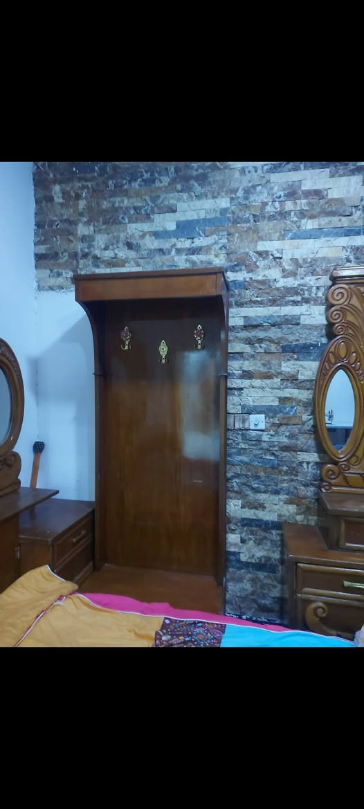 السلام عليكم عدي هاي الغرفه اخشاب 
غرفه جديده لبيع غرفه جاهزه وحلوه المكان بغداد الشعب الجمعيات السعر ٥٥٠ التواصل علا هاذ الرقم ***********
