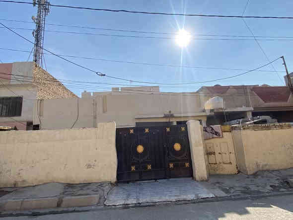 السلام عليكم دار للبيع الموقع حي المعلمين قرب فلكة حجي عليوي المساحه 300م
***********
