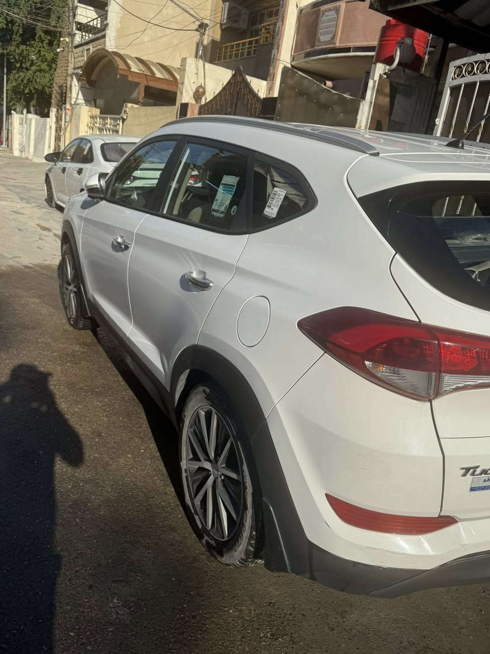 السلام عليكم 
توسان 2017 خليجي 
رقم بغداد بأسمي  وعلى ايدي السيارة 
ماشية 146  الف مكفولة من الصبغ والتبديل والبارد كفاله عامة 
موصفات  
تحكم ستيرن+
داخل صاج + شاشة
+كامرة خلفية دوارة+ ثلاجة بالجكمجة
قطعتين تبريد+ ثلاث انظمة قيادة
تحكم ستيرن جهتين + شفتات
اشاير بل مري والمري كهرباء
محرك 2000 دوش+ شاشة اعطال
انارة الأمامية LED

مكان السيارة بغداد البياع
رقم صاحب السيارة 
***********

السعر :180 وبيهة مجال
