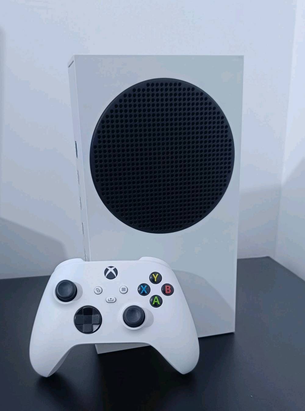 سلام عليكم اكس بوكس سيرس اس صدار 24ويا يدة اصلية هارد خارجي كارتونة ويا ستخدامة 4اشهر جديد لوك تجي تفحصة بكاني بغداد زعفرانية 