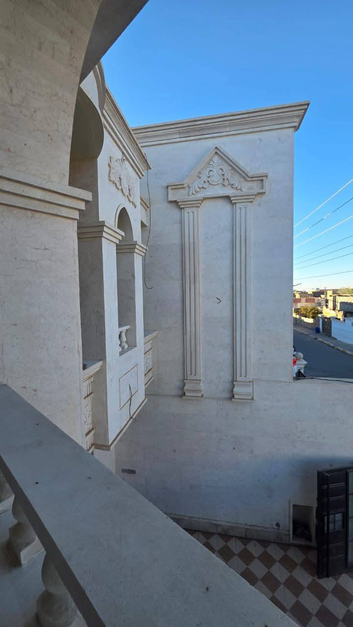 سلام عليكم بيت للبيع
مكونات البيت 
5 غرف كبار 
3غرف فوك 
2جوه 
مطبخ 6.45 حار بارد
ديوانيه 7.45
صالة 6.4 
مناور بلكونات 
شغل كله درجة اوله واجهيه حجر ومرمر 
مساحة البيت 280 متر 
منطقه هادئة 
موقع البيت  التاميم قرب عدادية الصناعة الشارع 10 
سنة البناء 2024 بيت جاهز للسكن
