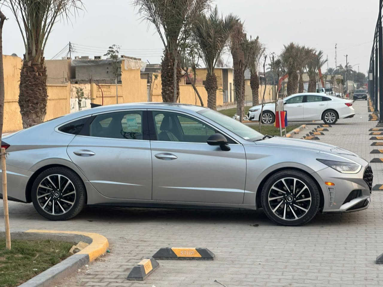 بسمه تعالى 
سوناتا للبيع موديل 2020 رقم اربيل بسم الشركه ماشيه 44 الف ميل السياره لا صبغ ولا تبديل ليبل واحد إرباك كلها سليمه بجم كبس شركه لون سلفر سموك السياره كير مكينه حداديه  باتري جديد 
محرك 1600 توربو 
مواصفات السياره 
1بصمه تشغيل عن بعد 
2 بيبان لمس 
3 لد امامي خلفي 
4 ويل 18
5 رادارات امامي وجانبي 
6 قياده ذاتيه 
7 خطوط مسارات 
8 حساسات خلفيه 
9 شاشه عدادات دجتل 
10تحكم ستيرن شفتات ستيرن 
11 كروز سرعه
12 شاشه لمس كاميرا خفيه دواره 
13اندرويد اوتو ابل كار بلي 
14 هاند بريك بصمه اوتو هولد 
15 تبريد قطعتين أمامي خلفي 
16 كشنات جلد كشنات تدفه 
17 شحن واير ليس 
18 كير دكم 
19 4 مودات قياده 
20 كشن كهربائي 
21 كشنات الخلفية تنطبك 
22 لايت زنون 4 عدسات 
23تبريد ليزري شاشه 
وبعد مواصفات بيها السياره 
حادث السيارة بدنه مال الصندوق فقط
السعر 173 وبيها مجال 
رقم الهاتف ***********
