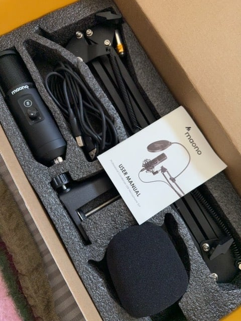 مايك ماركة ماونوا جديد جديد جدييد غير مسجل عليه، مع ستاند وبوب فلتر ، مواصفات عالية جداً خاص بصناع المحتوى.
+ سوفت بوكس مع ستاند من ماركة Back ground
الموقع: النجف. 