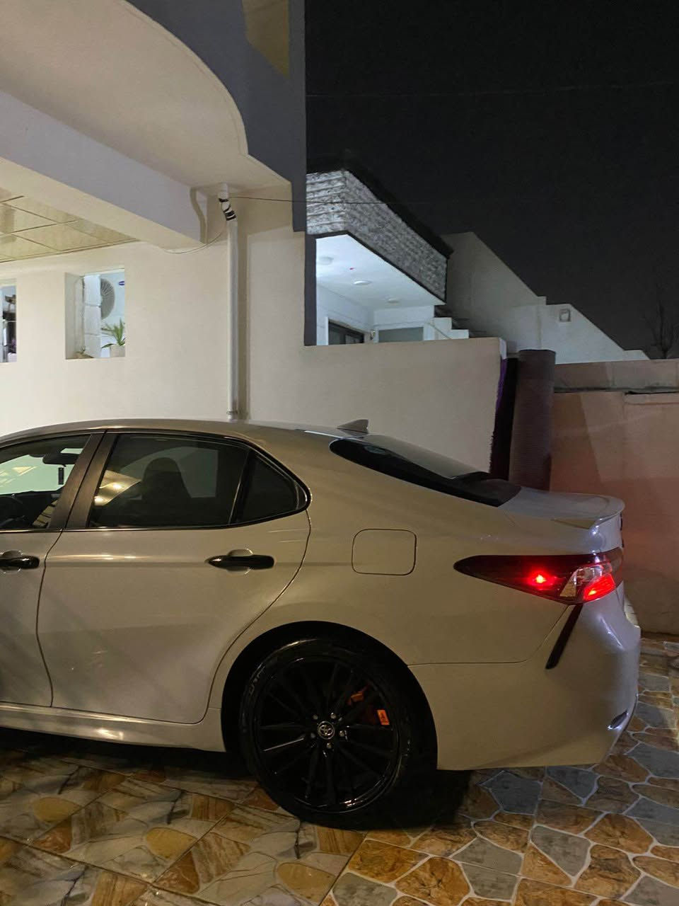 كامري 2023 لون سموك 
رقم اربيل باسمي بيه بطاقة بنزين 
حادث قطعتين صبغ بدون دواخل بدون ايرباك
ماشيه 62 
مكان كركوك 
سعر 208
*********** كركوك, العراق
