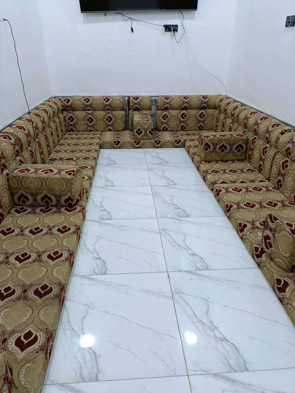 ديوان ارضي 7 دواشك 7،تكيات 14 ظهر الدوشك العالي جديد كلش يفرش مساحه 7×4 الديوان نضيف حيل 14 متر 350 بي مجال قليل الي يريده يراسلني او يتصل ع الرقم *********** @الجميع

