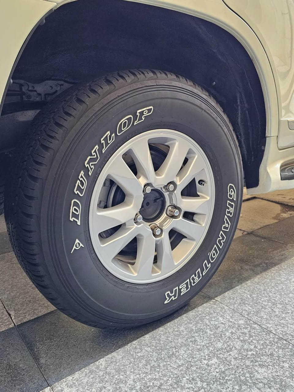 ‎سلام عليكم رمضان كريم 🌒 الي يدور جديد ومميز 
 للبيع 
لاندكروز 🔥 2011  💣 ستينية 🚀 
السياره احله من الصور بالحقيقه 
فول مواصفات 1/1 💯 :
1- فتحة 🕳️
2- بصمة 🔐 عدد 2 
3- ماشية   بعدها بحالة الوكالة
4- حساس خلفي وامامي 🎶🔊
5- ثلاجة 🥶
6- 2 كراسي كهرباء ⚡
7- تشغيل عن بعد 💥
8- شاشات عرض 💻
9-كامرات 2 دوارة 👀
10- 8  ايرباك 
11-دفع رباعي 🎮
12- رقم بغداد ابسمي  
حجم المحرك: 6 اسلندر  ✅
ملاحظة // السيارة  كفاله عامة من جميع النواحي وشرط الفحص ماعده رشه خفيف اثر شخط في طرف الجاملغ المامي ✅  
جديدة بمعنى الكلمه شرط تراي زيرو  
وبالعافية ع تكون من نصيبه
بأسمي شخصياً  تحويل مباشر  
#مفخره_الأرض 🔥

🟩 السعر 310              

لاستفسار الاتصال ع الارقم  📲📲
مكان السياره ذي قار مركز 
‏  ***********

تحياتي للجميع ♥️ البصرة, العراق
