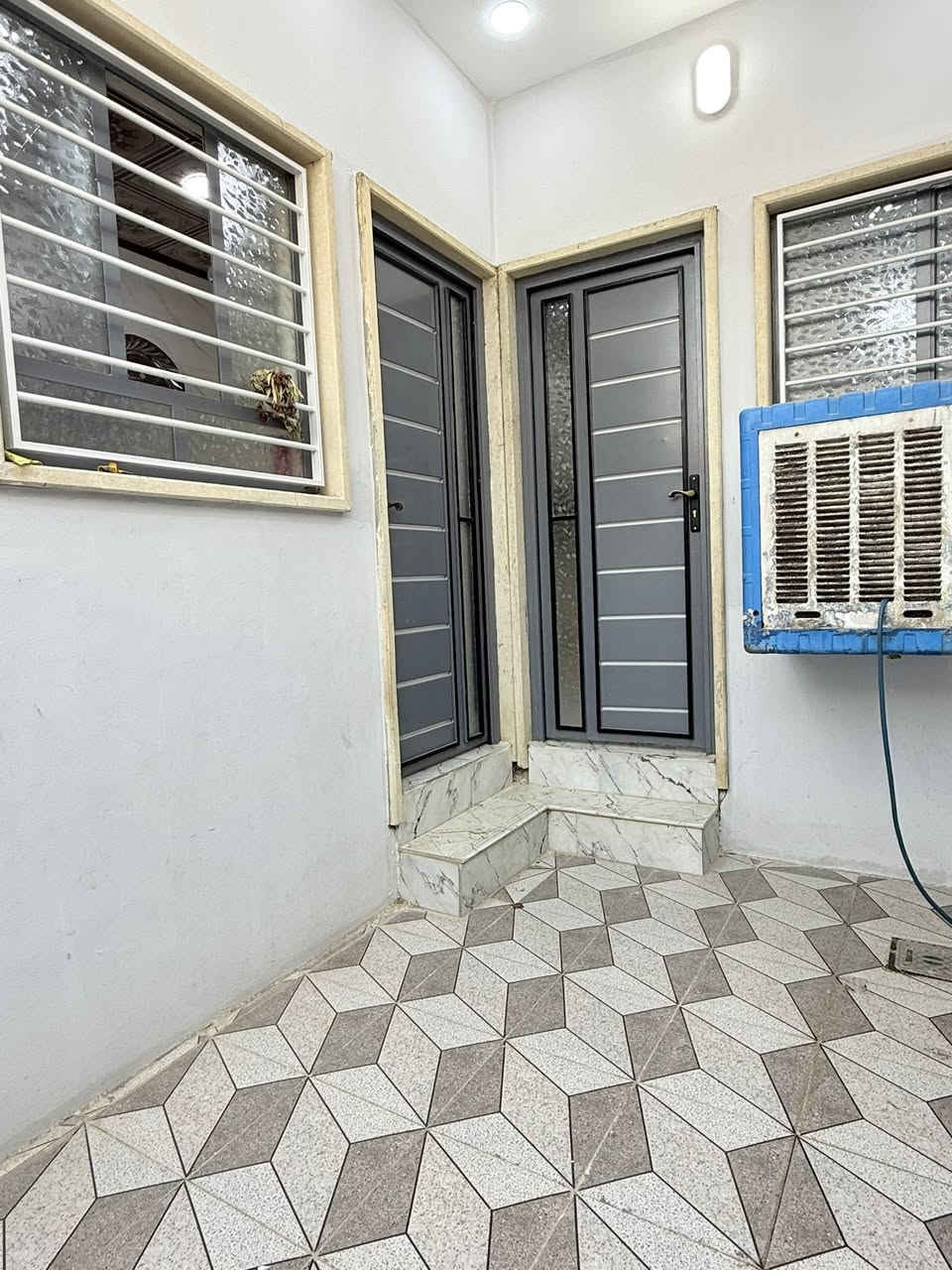 🏠 #دار للبيع فول  🫆 فول مساحه الدار 125 متر حي #الانتصار شارع ✅60 مقابيل المستوصف من جهه الميثاق المربع الذهبي سنه طابه الزهور شرطه تحويل تبليط وخدمات كامله يتكون من غرفتين نوم وهول واستقبال ومطبخ ومشتملات وبيتونه بناء حديث سند حديث #السعر 76 وبي مجال
#للستفسار اتصل عل الارقام التاليه✅ 
 ***********
             ——-***********
@الجميع
