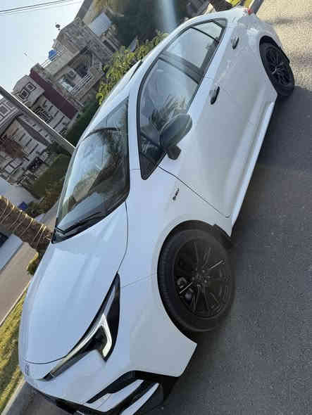 اخوان السلام عليكم. 
عندي كورلا مودي  2025. بجم S
ماشيه الف كيلو متر فقط. 
السياره مكفوله كفاله عامه من كلشي. 
داخل احمر. 
كراسي كهرباء. 
سلايت 
وبصمه. 
فول لفول السياره. 
السياره بأسمي ارقام وسنويه وهزه وكلشي جديد. 
عارضها ب 157. وبيها مجال بسيط كلش. 
مكانها بغداد السيديه.  
***********
