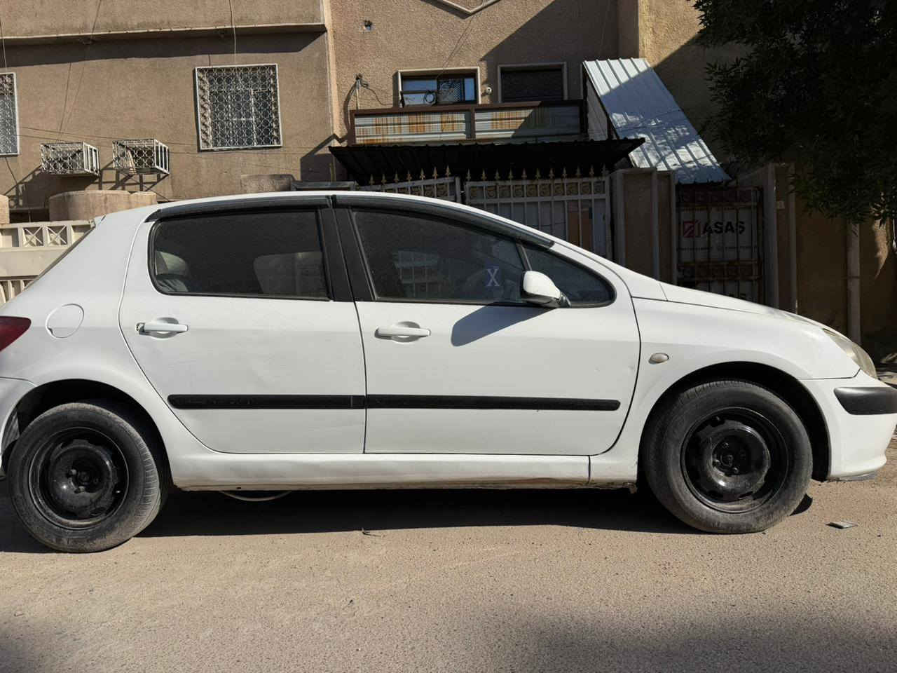 سياره نضيفه بلادي بدون صبغ فقط بس بنيد مبدل سياره خير من الله ونضيفه جدآ السعر ٥٣ ورقه *********** واتساب
