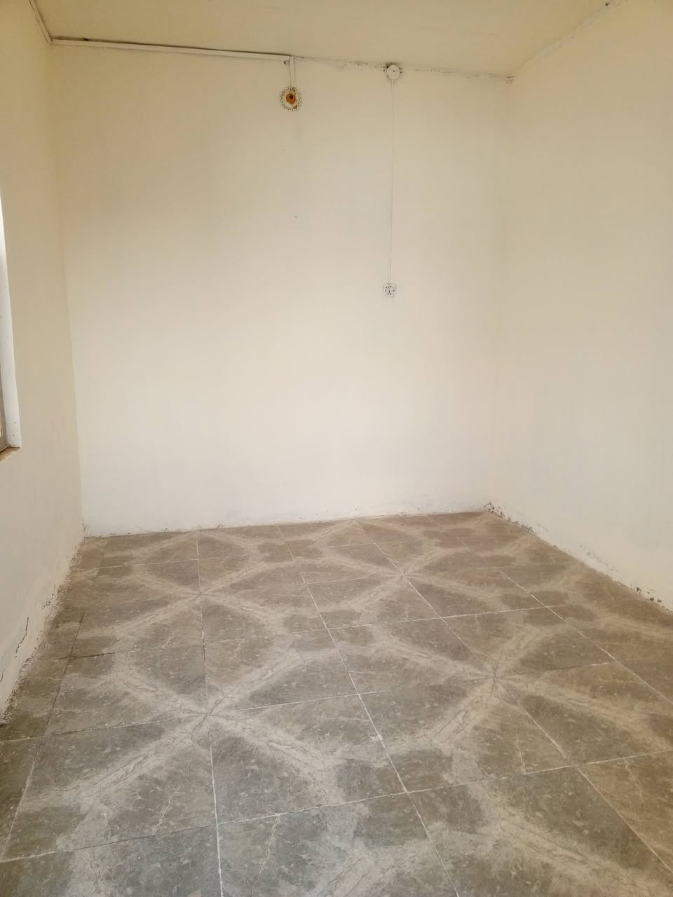 اللهم صلي على محمد وال محمد الطيبين الطاهرين دار للبيع النجف الاشرف شارع المطار القديم خلف مجمع الكوثر الطبي يحتوي على غرفه وصاله ومطبخ واستقبال وحمام داخل وخارج كاشي سيراميك صب كونكريت الاساس سقف عكاده تشاريف مطبك السطح المساحه الكليه 100متر بلاش بلاش بلاش بلاش 25مع المجال للاستفسار الاتصال او المراسله على الخاص ***********. يبعد عن الشارع الرئيسي 70متر موقع جدا جدا رائع بل عافيه على إلي يصير من نصيبه مشمول بل تمليك
