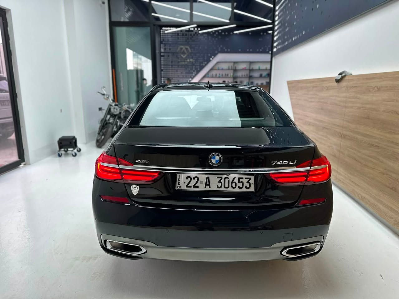 🚗 للبيع BMW 740Li موديل 2018
🔥 M باكج أصلي
💎 مواصفات فوول حقيقي مو سوالف سوك
بصمة + ايباد مال سيارة تحريك السيارة عن بعد

✨ حالة السيارة:
✔️ نظيفة جداً وما تحتاج أي مصروف
✔️ بدون صبغ نهائياً
✔️ بدون حادث
✔️ بعض ملاحظات بسيطة جداً
✔️ كلشي بحالة الوكالة والفحص مفتوح

⚙️ المواصفات:
🚘 BMW 740Li 2018
🔋 محرك 6 سلندر تيربو 
⚙️ مكنية وكير كفالة

🏁  M (العجلات تتحرك مع الاستيرن)
🌌 سقف كنتارا أصلي شركة
نظام جكات السيارة تصعد وتنزل بشكل اوتماتيكي حسب الشارع

🪑 كراسي أمامية كهرباء + تدفئة (تدفئة منفصلة لكل جزء حتى الباب)
💺 كراسي M متحركة بالكامل (فول حركة ومفاصل)

📱 السيارة مربوطة مع BMW App وتشتغل على التطبيق كامل

🎬 شاشات خلفية
📲 آيباد خلفي تحكم كامل حتى بالكراسي الأمامية

💺 الكراسي الخلفية كهرباء + تدفئة + مساج

🪟 ستائر كهربائية
🚪 أبواب شفط 4 أبواب (Soft Close)

📟 داتا شو أمامي (Head-Up Display)
📷 كاميرات 360 درجة + رادارات كاملة

💡 ليزر لايت أمامي ذكي يتحرك مع الاستيرن + AUTO Mode ديناميكي
🌈 إضاءة داخلية Ambient Light BMW

❄️ تكييف أمامي وخلفي منفصل

هوك كهربائي خلفي

🛣️ الممشة : 210,000 كم تقريباً

💰 السعر: اتصل وتدلل

🧼 السيارة استخدام شخصي ومُحافظة جداً
📞 التواصل
***********
***********
