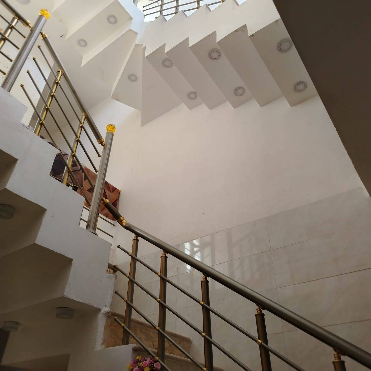 السلام عليكم نصف قطعة 72متر للبيع 
قطاع 51قرب شارع الخدمي الاورفلي بناء حديث قاطين متكون  متكون من ثلاث غرف واستقبال وممر وصاله حمامات 2 +سطحين 
للاستفسار رقم الهاتف: ***********
