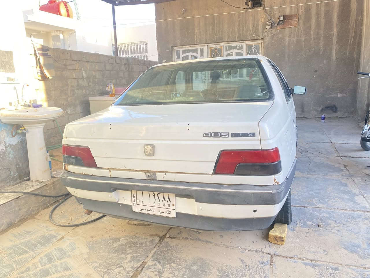 سلام عليكم 
بيجو 405 موديل 2009 
مكينة وگير نضيفات غراض كلة اصلي وجديد 
ماتطفة بيك بس من البانزين 
سنوية ساقطة ب 18 
راعيهة يريد يداور 

سعر 24 مجال قليل 

استفسار ***********

(تكسر بسعر لاتجي )
