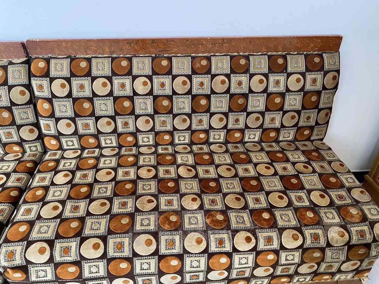 سلام عليكم موجود تخم للبيع ٦ قطع معى ميز المكان حله شارع ٨٠  : للاستفسار موجود واتساب ***********
