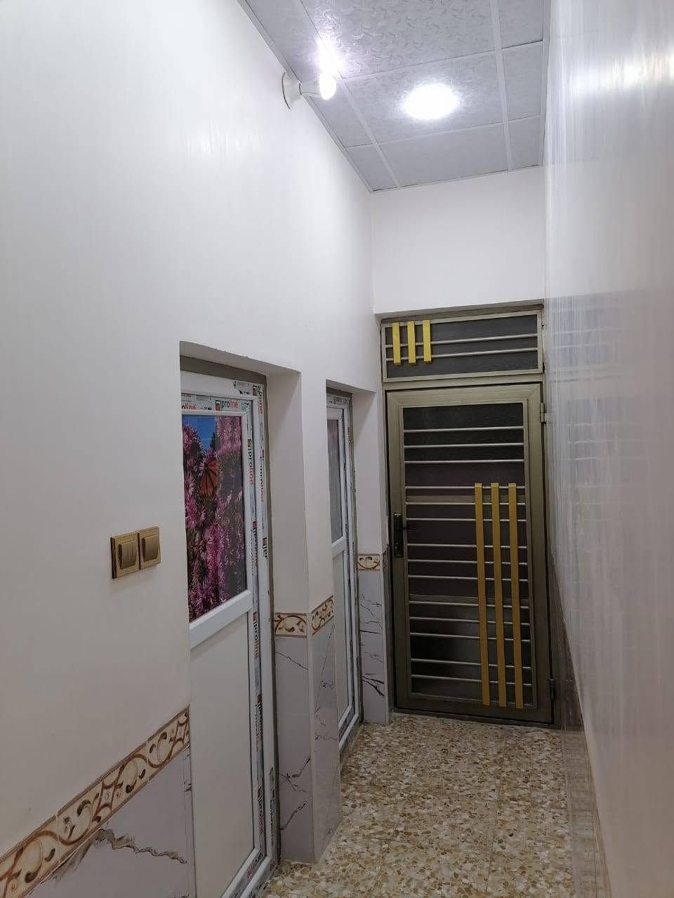 بسم الله الرحمن الرحيم
بيت للبيع طابو زراعي سند 25 قرار محكمة اكثرمن 300 متر 
الاستقبال 4×6
غرفتين 5×4
واحدة من الغرف سويت داخلي،، 
هول 5×4
مطبخ 5×4
مطبخ حار متر ونص × 3 ونص
صالة 3 ونص × 8
مدخل متر ونص × مترين ونص
صحيات خارجية مترونص× مترين ونص
حديقة كبيرة جدا ومرتبة
طارمة كبيرة  + كراج للسيارة
البناء حجر مرتب 
الرباط كونكريت
السقف كونكريت 
سيراميك وكاشي 
وسقوف ثانويه
العنوان الكوفة علوة الفحل خلف شارع الفلل في شارع المستوصف الايمان الصحي
والمنطقة هادة ومرتبه لسكن
السعر95مليون وبي مجال للشراي 
الاستفسار 
***********
